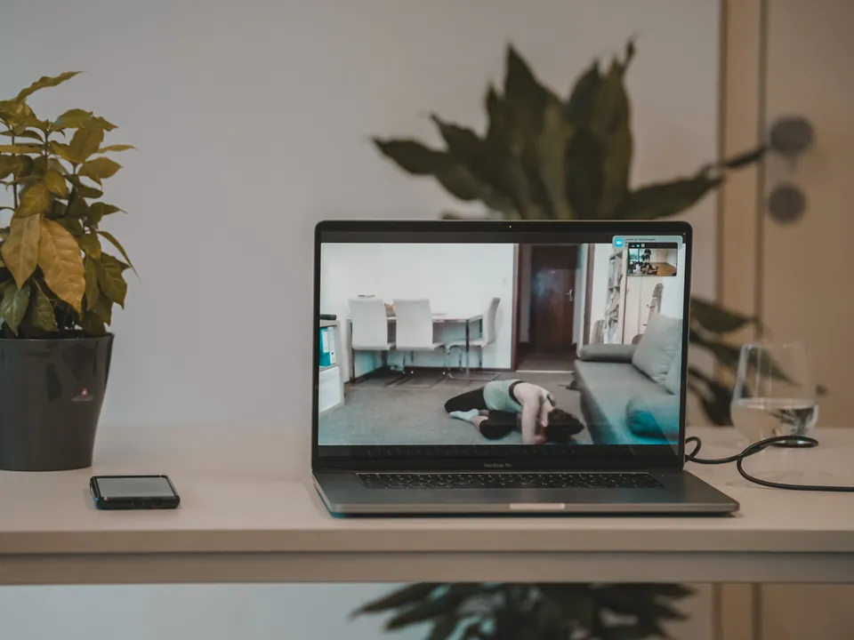 Laptop mit Online-Coaching-Termin auf dem Schreibtisch